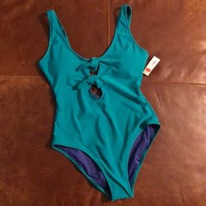 ✔️ NWT Old Navy one-piece w/tie/peek a boo detail